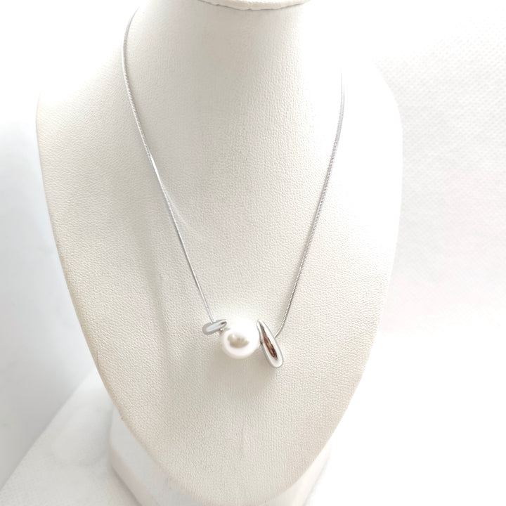 Pearl and Silver Pendant Necklace