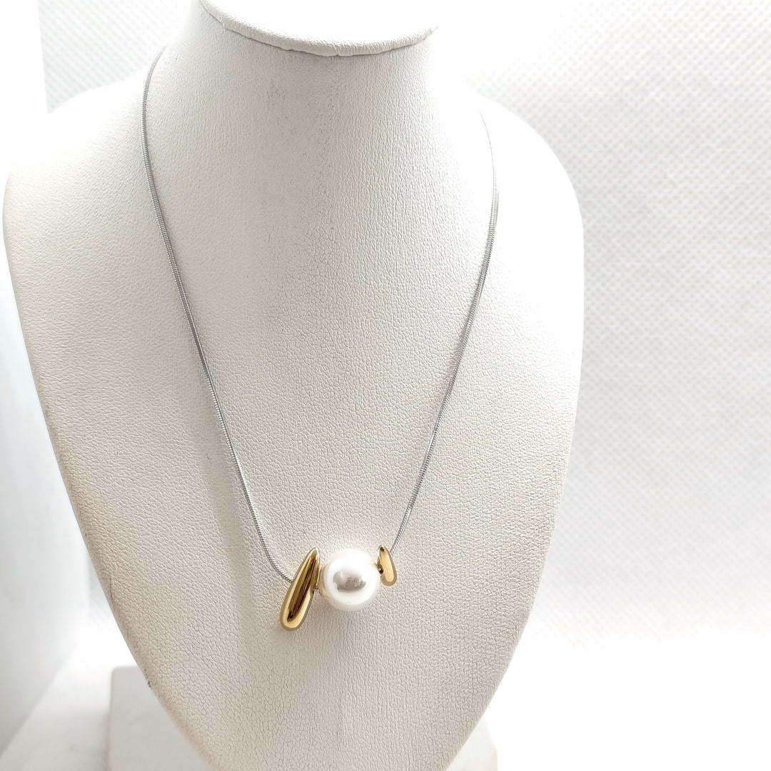 Pearl and Silver Pendant Necklace